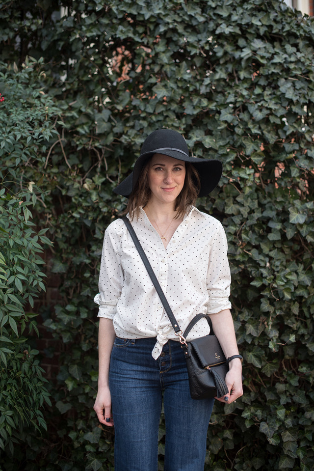 That 70s style: polka dot shirt and a floppy black felt hat