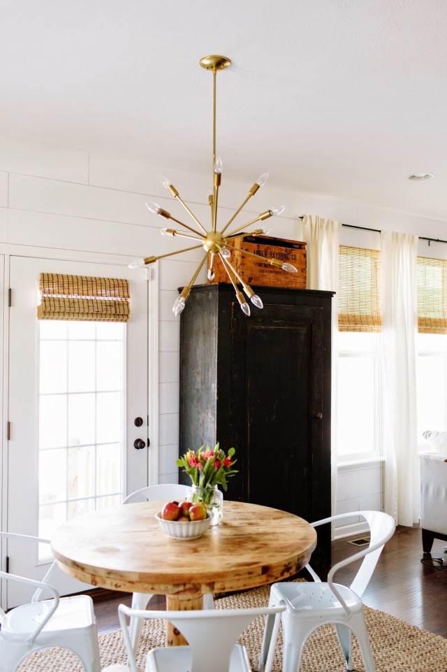 Sputnik chandelier over a kitchen table