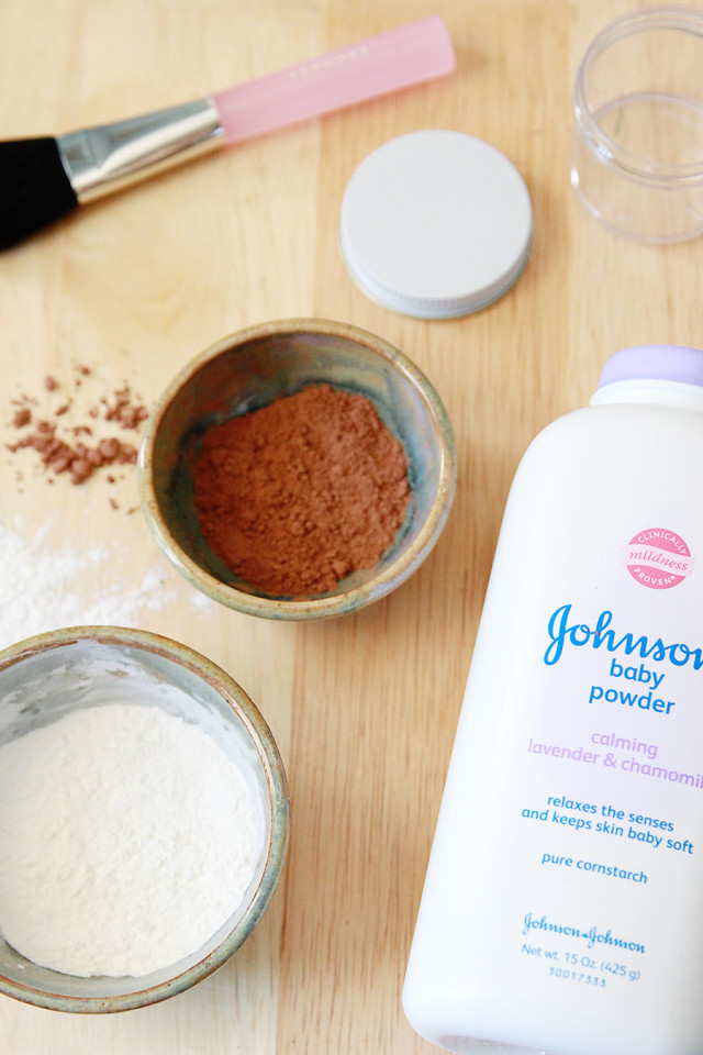How to make DIY dry shampoo for brown hair using Johnson's baby powder | A Girl Named PJ